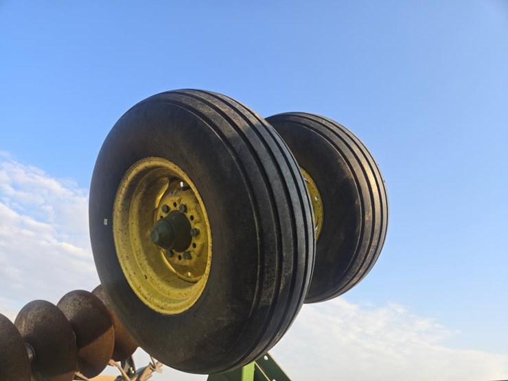 john-deere-220-image-11