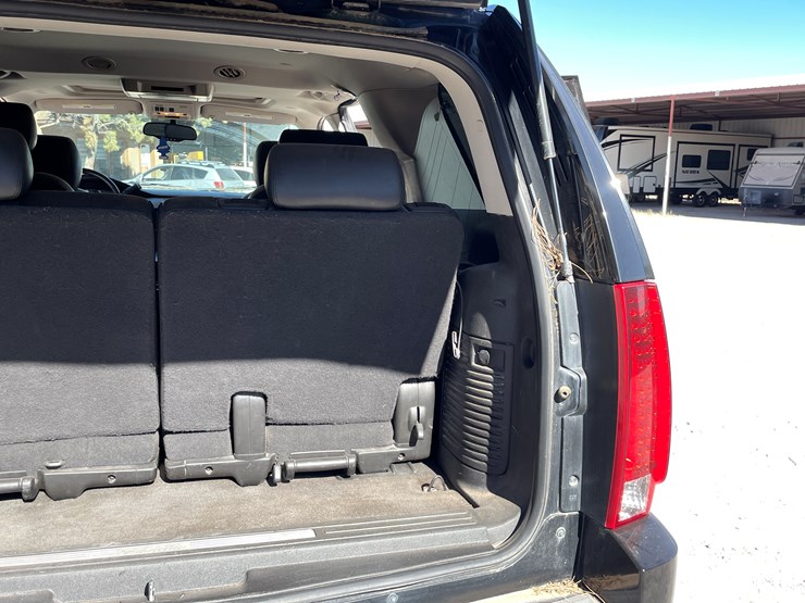 2010-cadillac-escalade-image-98