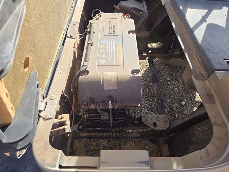 2017-e-z-go-txt-elite-lithium-golf-cart-image-12