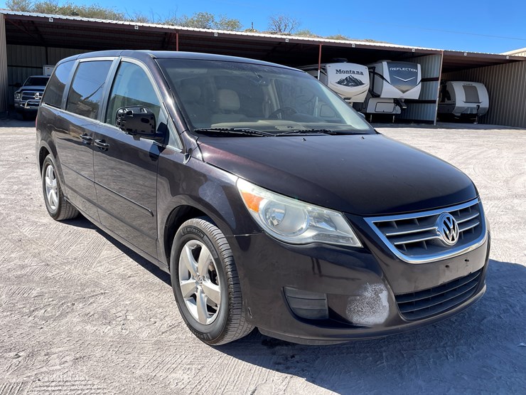2010-volkswagen-routan-image-3