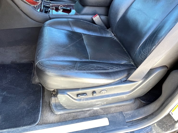 2010-cadillac-escalade-image-44