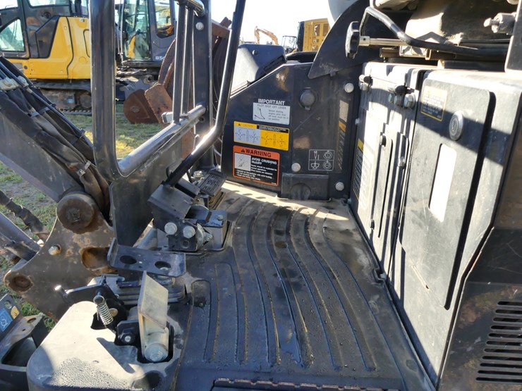 2023-deere-17g-image-14