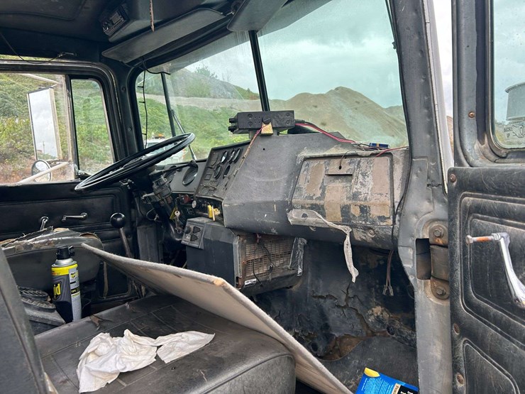 1989-mack-r690t-fuel-&-lube-truck-image-31