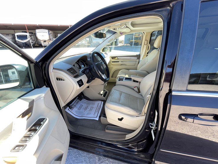 2010-volkswagen-routan-image-52