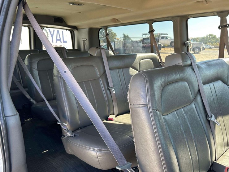 2013-chevrolet-express-3500-passenger-van-image-20