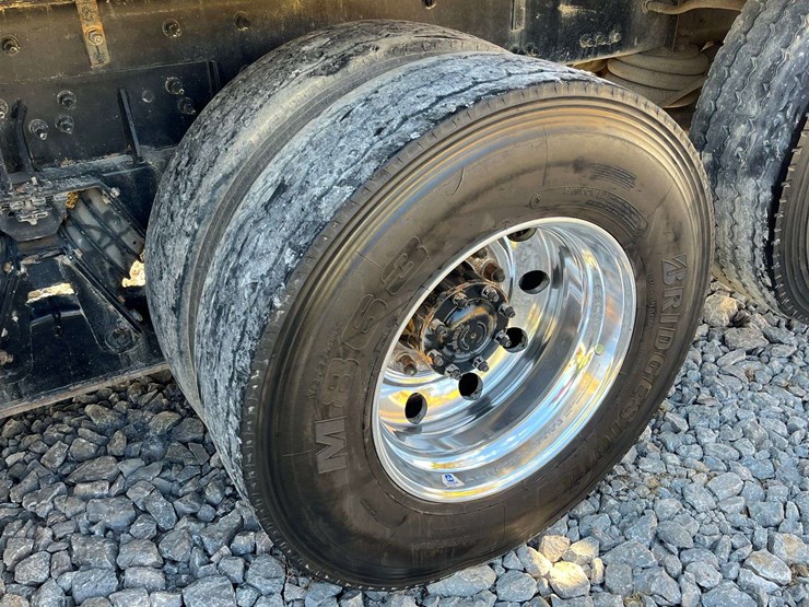 2020-freightliner-122sd-image-16