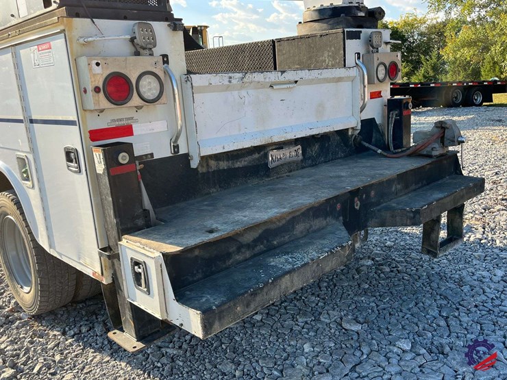 2017-ford-f550-xl-image-32