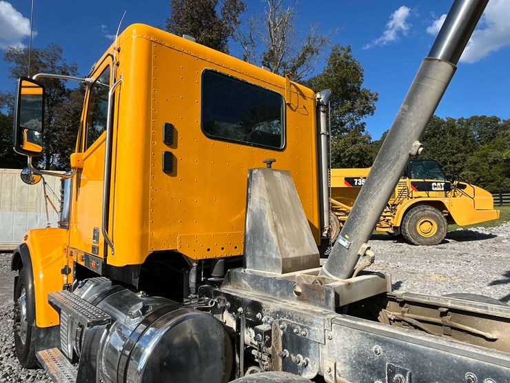 2020-freightliner-122sd-image-81