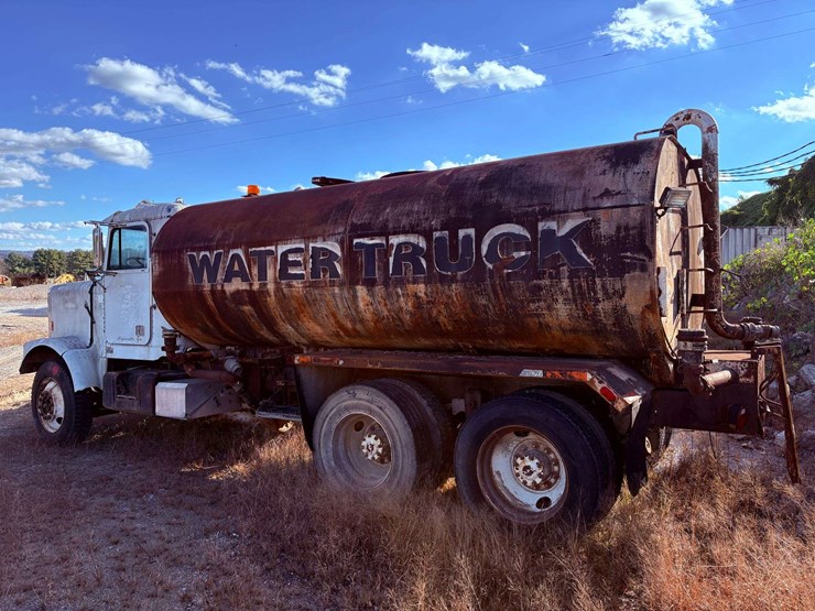 freightliner-t/a-water-truck-image-2