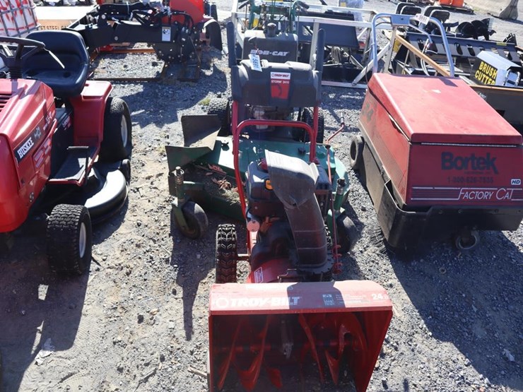 troybilt-24in-snowblower3-image-3