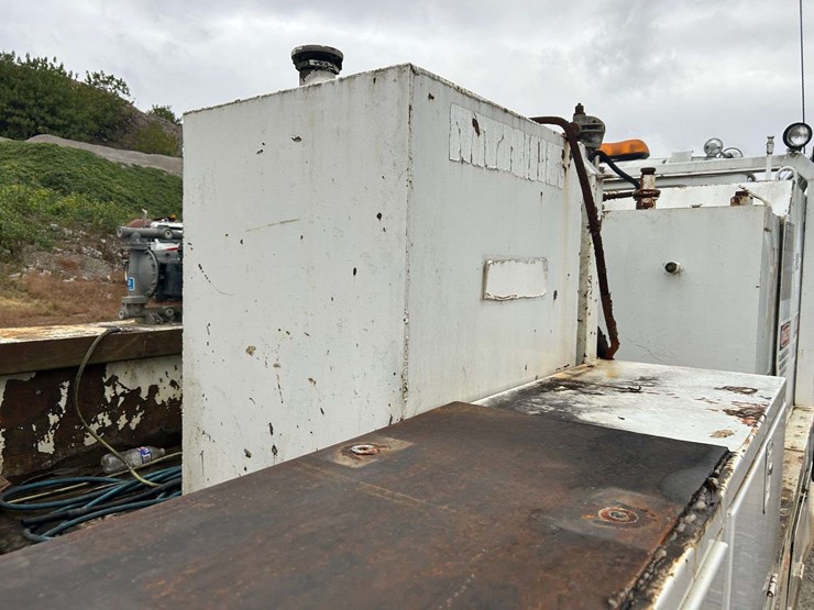 1989-mack-r690t-fuel-&-lube-truck-image-58