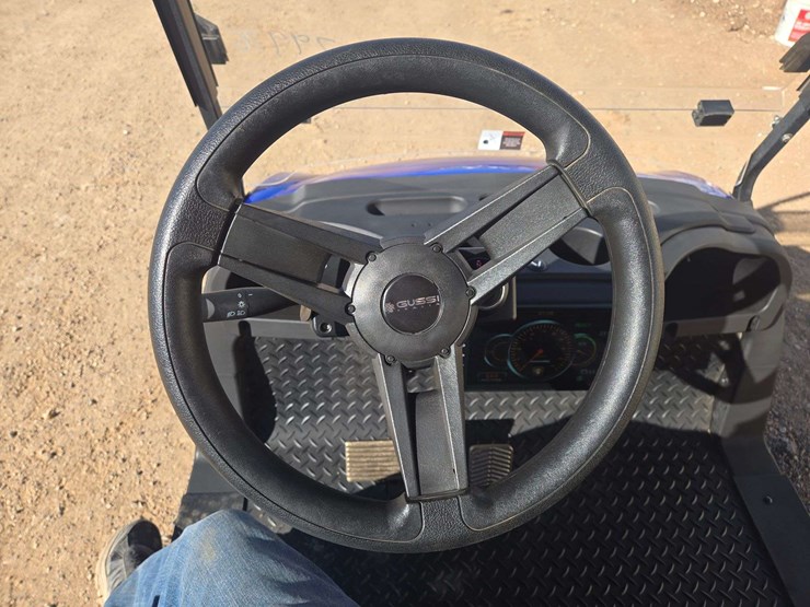 2024-gussi-italia-vivid-ev-peak-4f-lithium-golf-cart-image-17