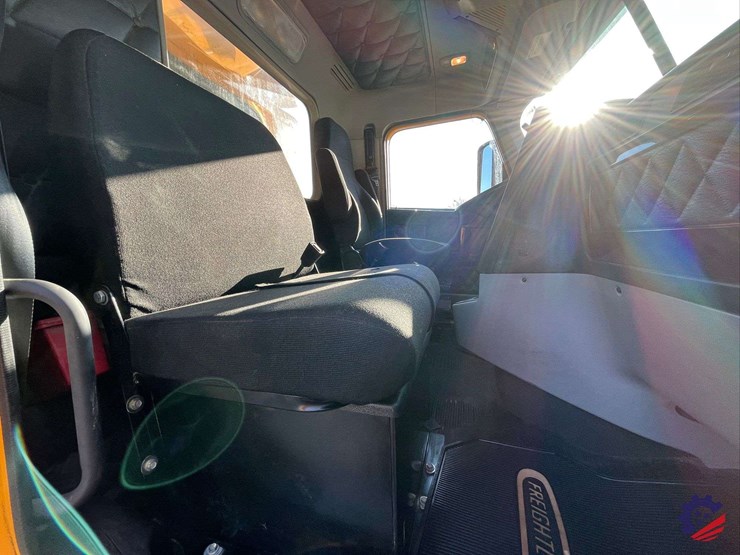 2020-freightliner-122sd-image-56