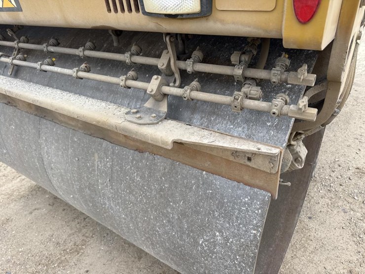 caterpillar-cb64b-image-24