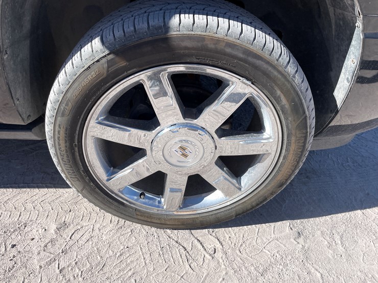 2010-cadillac-escalade-image-13