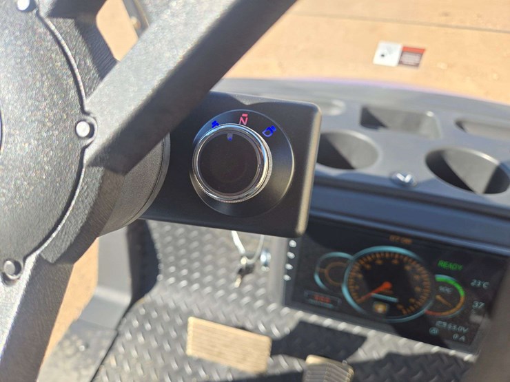 2024-gussi-italia-vivid-ev-peak-4f-lithium-golf-cart-image-18