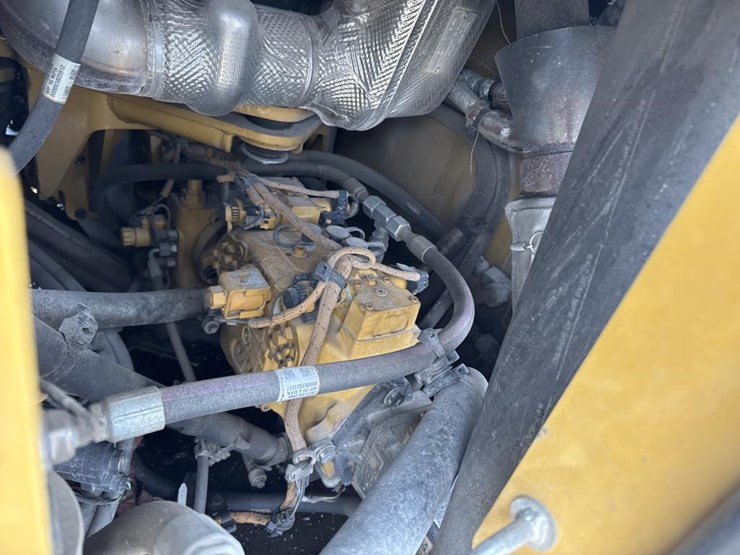 caterpillar-cb64b-image-18