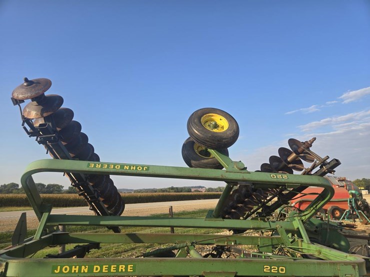 john-deere-220-image-6