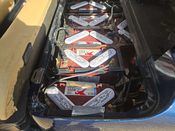 cushman-s61-shuttle-8-72-volt-golf-cart-image-11