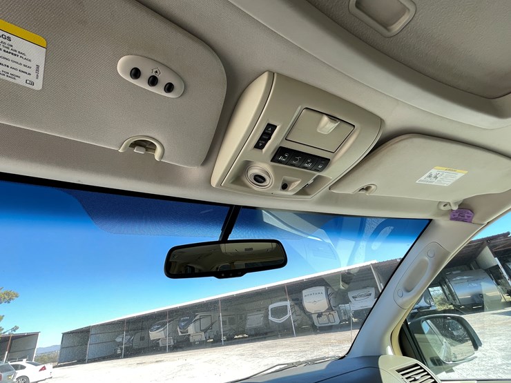 2010-volkswagen-routan-image-70