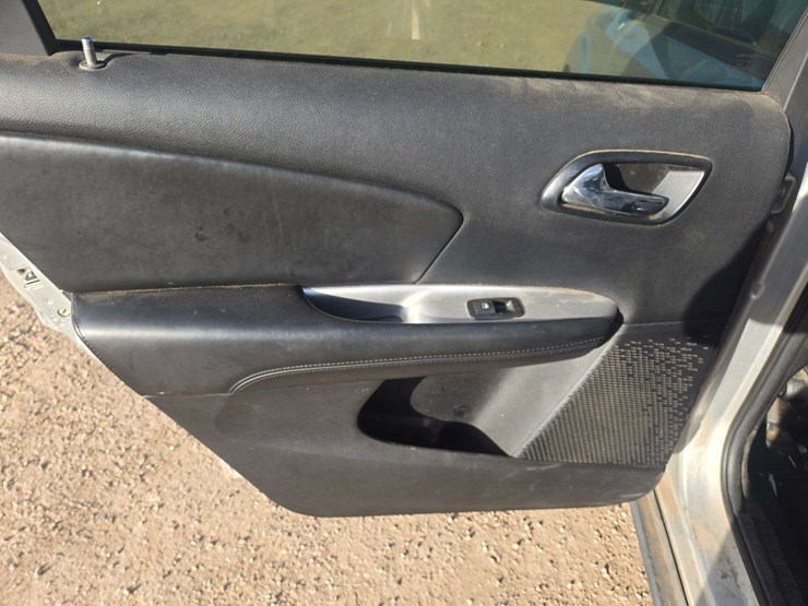 2013-dodge-journey-sxt-image-11