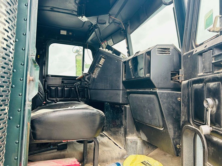 1999-freightliner-tri-axle-dump-truck-image-75