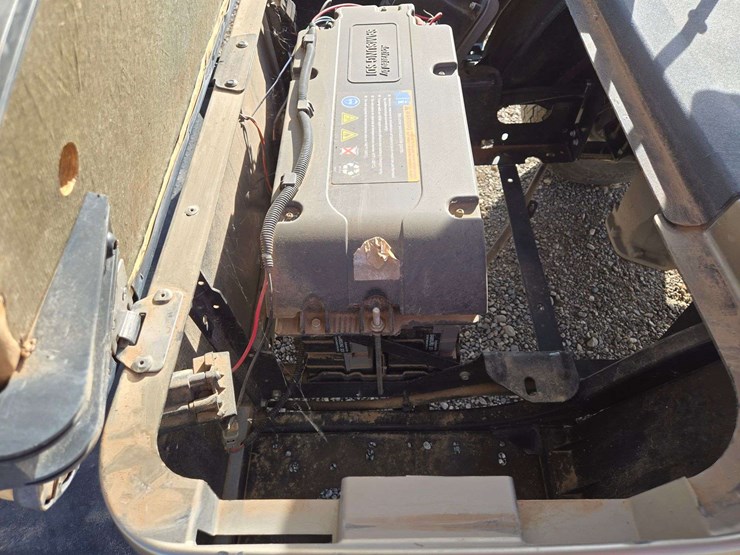 2017-e-z-go-txt-elite-lithium-golf-cart-image-12