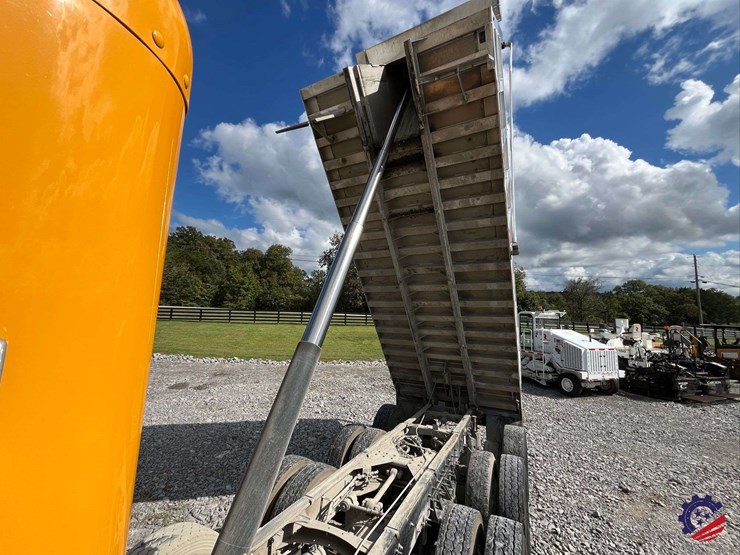 2020-freightliner-122sd-image-77