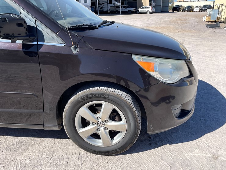 2010-volkswagen-routan-image-27