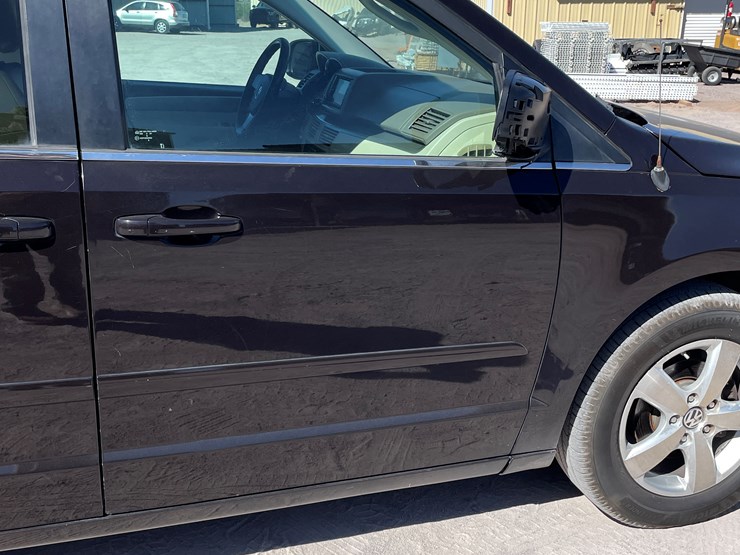 2010-volkswagen-routan-image-30