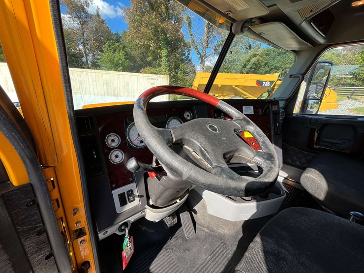 2020-freightliner-122sd-image-68