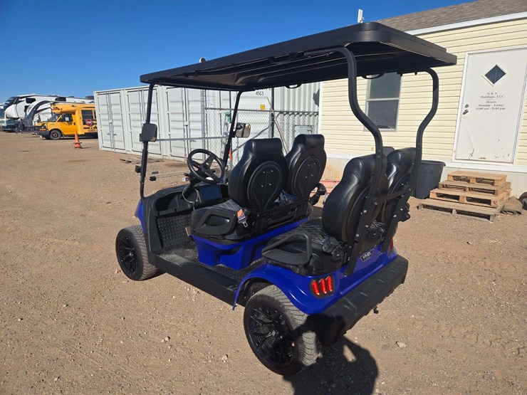 2024-gussi-italia-vivid-ev-peak-4f-lithium-golf-cart-image-4