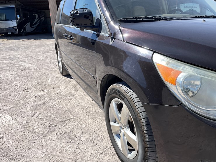 2010-volkswagen-routan-image-45