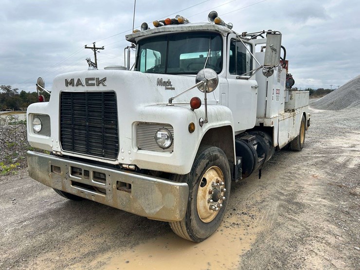 1989-mack-r690t-fuel-&-lube-truck-image-8