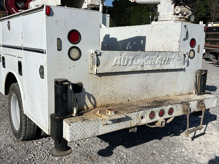 2017-ford-f550-xl-image-33