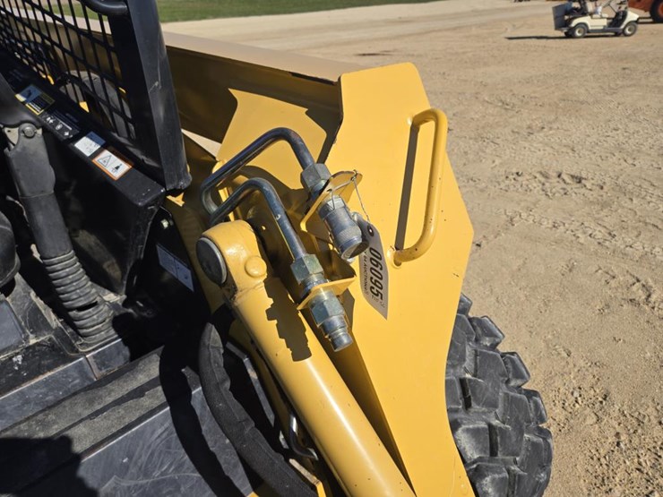 john-deere-325-image-16