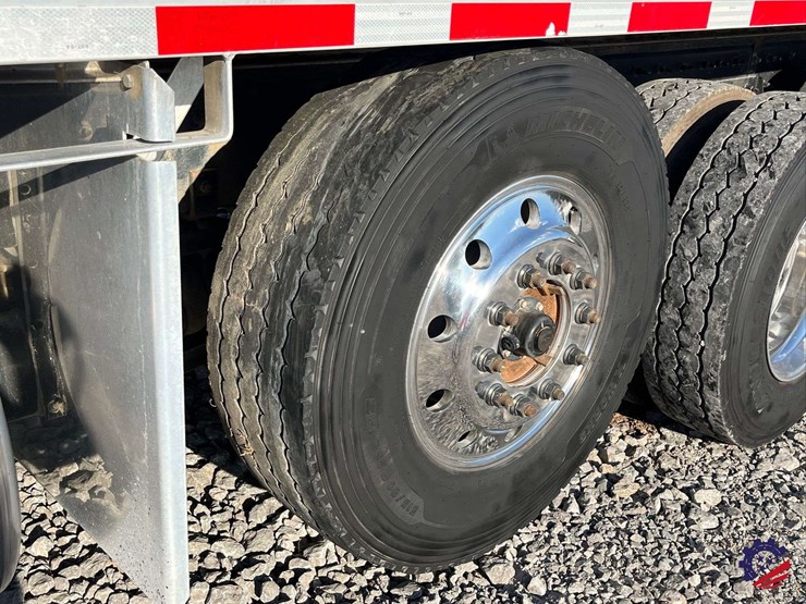 2020-freightliner-122sd-image-8