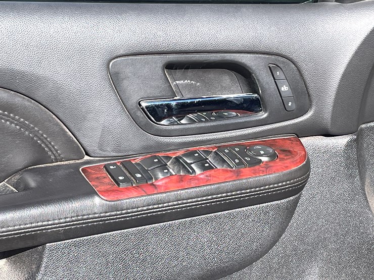 2010-cadillac-escalade-image-39