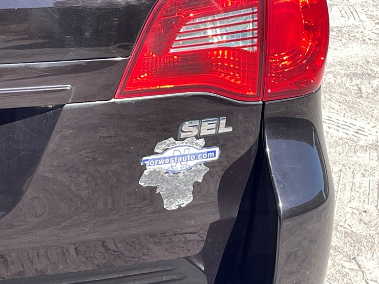 2010-volkswagen-routan-image-39