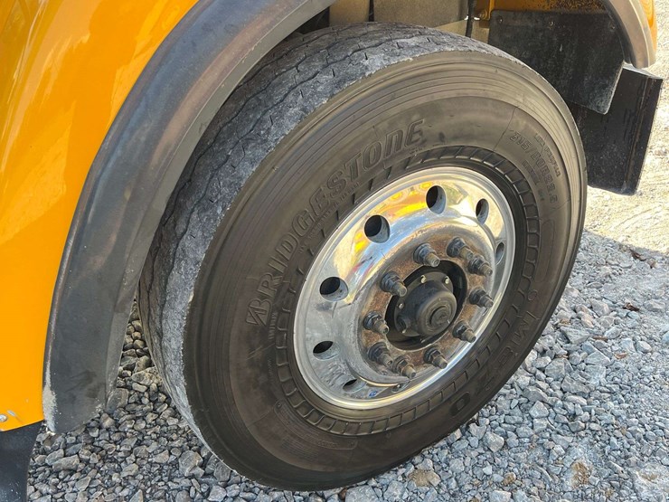 2020-freightliner-122sd-image-14