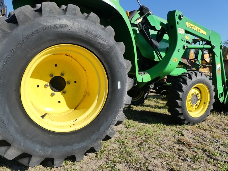 2011-john-deere-3038e-image-7
