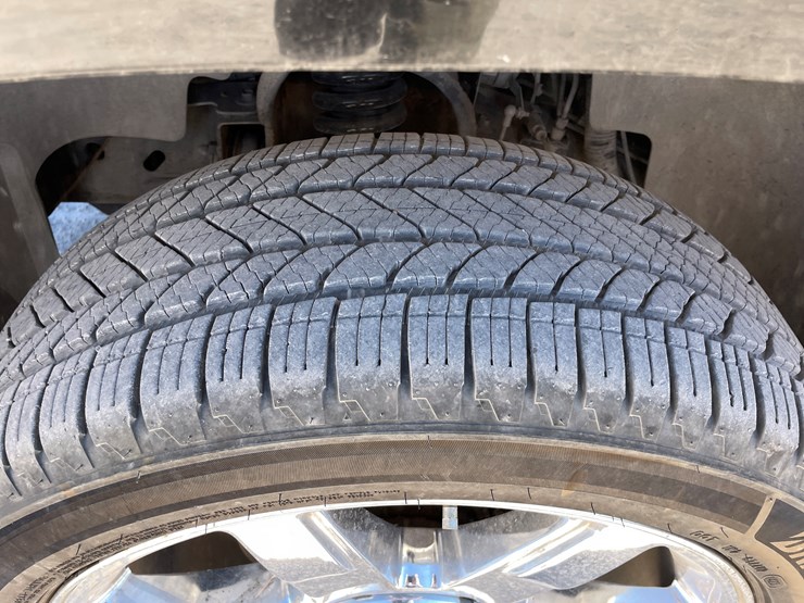 2010-cadillac-escalade-image-12