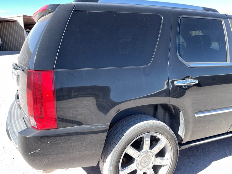 2010-cadillac-escalade-image-27