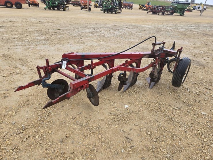 #5916-•-international-4-bottom-plow-image-1