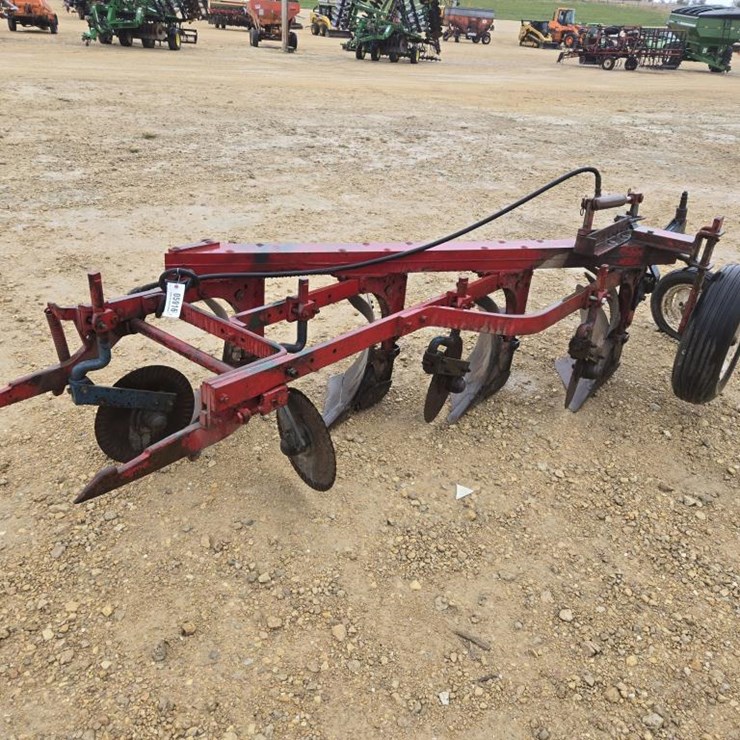 #5916 • INTERNATIONAL 4 BOTTOM PLOW