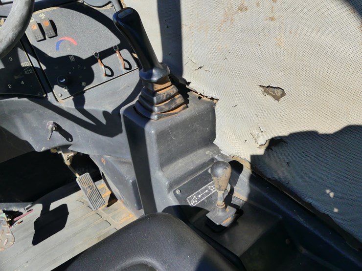 2015-caterpillar-tl642c-image-15