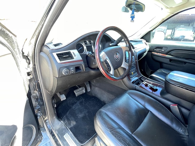 2010-cadillac-escalade-image-49