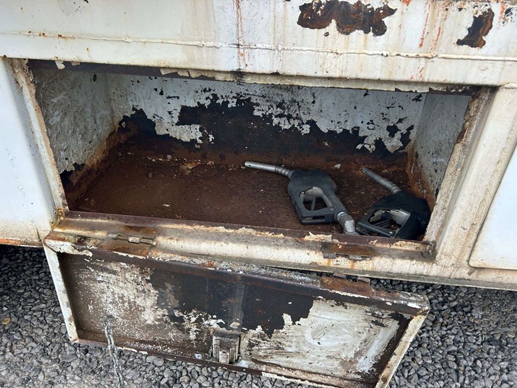 1989-mack-r690t-fuel-&-lube-truck-image-60