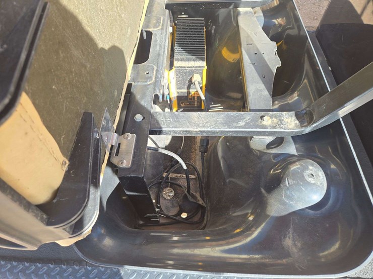 cushman-s61-shuttle-8-72-volt-golf-cart-image-14