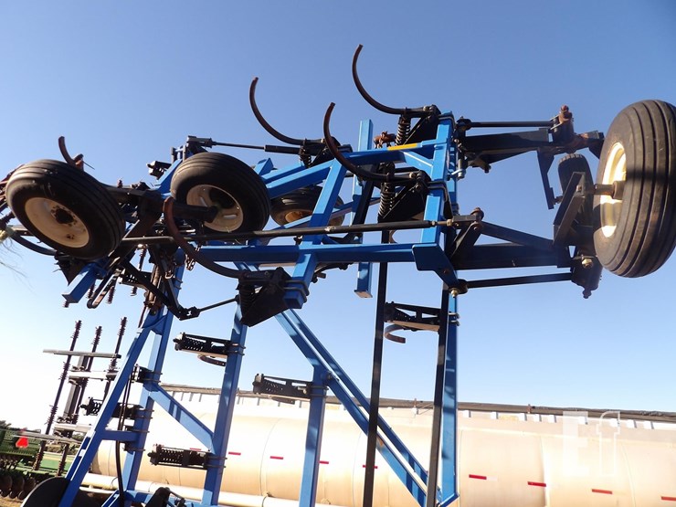 new-holland-st830-image-12